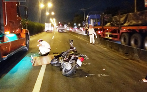 Chạy vào làn đường ô tô, 2 sinh viên bị cán thương vong