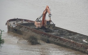 Vụ 'tàu lạ' xả chất thải ra sông Hồng: Tạm đình chỉ công tác 3 cảnh sát đường thủy