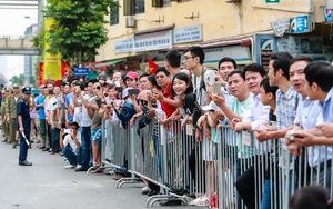 Người dân chào đón Tổng thống Obama trên đường phố Hà Nội