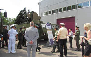 Đại diện BQP VN ngắm tên lửa phòng không hiện đại của Belarus