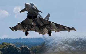 Tiêm kích EF-2000 Typhoon tập hậu, thọc sườn để Su-30 rảnh tay diệt hạm!