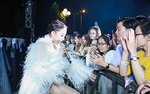 Tóc Tiên mặc gợi cảm, leo lên hàng rào
