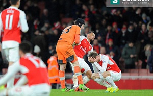 Thua khó hiểu, Arsenal dâng cúp cho Leicester