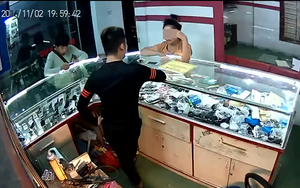 Ép cửa hàng điện thoại "Mày phải mua, đưa tiền cho tao" - người phụ nữ khó hiểu nhất năm