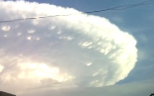 Đám mây khổng lồ có hình lạ như UFO xuất hiện tại Mỹ