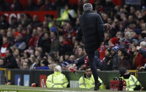Nông nổi hơn cả học trò, Mourinho khiến Man United chịu khổ