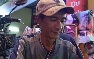 Gã "khùng" hơn 10 năm vá xe miễn phí cho người tàn tật ở Đà Nẵng