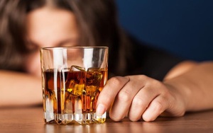 Uống nhiều hay ít/lần chưa đủ nói bạn nghiện rượu, đây mới là dấu hiệu của sâu rượu