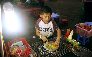 Hoàn cảnh khó nhọc của cậu bé 10 tuổi bán bánh tráng nướng nổi tiếng tại chợ Đà Lạt