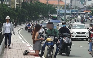 Cô gái quỳ gối xin lỗi ngay giữa phố khiến dân mạng nhức mắt