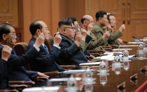 Nhà lãnh đạo Triều Tiên Kim Jong Un bất ngờ "ngủ gật" vì mệt mỏi