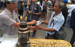 Dân Jakarta bình thản buôn bán, chụp ảnh ở hiện trường khủng bố