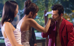 Trần Bảo Sơn hôn tay Tiết Khải Kỳ trên phim trường