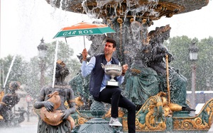 24h qua ảnh: Novak Djokovic mừng vô địch Roland Garros ở Paris