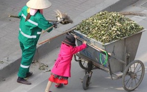 Xúc động mạnh với cô bé phụ mẹ quét rác trên đường phố
