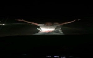[VIDEO] Thanh niên say rượu, lao ra chặn đầu ô tô rồi dạng tay dạng chân... "dọa nạt"