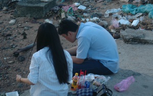 Giới trẻ Sài Gòn xả rác ngập các điểm hẹn sau lễ