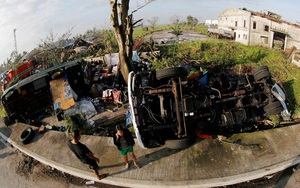 24h qua ảnh: Bão Nock-ten quét qua Philippines khiến hàng loạt ô tô lật nhào