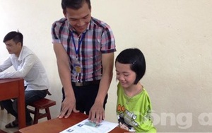 Cô bé khuyết đôi tay, làm bài thi bằng… chân