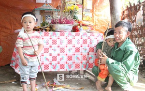 Xót xa hình ảnh 2 bé sinh đôi chống gậy tiễn đưa mẹ ở Nghệ An