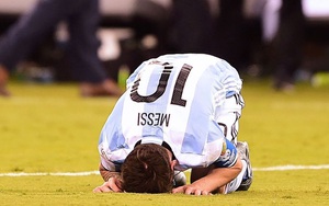 Messi mặt trắng bệch, thẫn thờ nhìn Chile ăn mừng