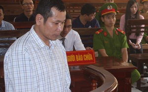 Dùng súng bắn vào mặt vợ vì... đi chợ về muộn