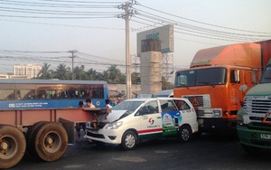 Ba ô tô tông liên hoàn, xa lộ Hà Nội kẹt xe nghiêm trọng