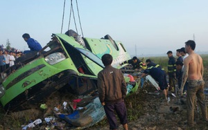 Xe chở khách đi chùa Ba Vàng lật ngửa, 34 người gặp nạn
