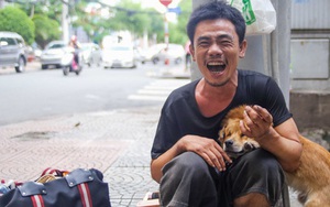 Sau một năm gây "bão mạng", cuộc sống người đánh giày câm và chú chó mù giờ ra sao?