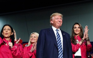Fan nữ của Trump rủa Clinton "mau chết"