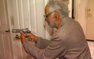 Cựu binh 92 tuổi dùng súng đối mặt kẻ trộm có rìu: Ai thắng?