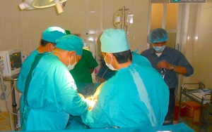 Các y, bác sĩ hiến máu cứu người phụ nữ bị trâu húc trọng thương