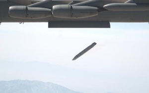 Máy bay B-52 Mỹ lần đầu tiên thử tên lửa tàng hình tầm xa mới