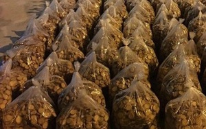 Bắt 1,6 tấn bánh quy không rõ nguồn gốc chuẩn bị đóng gói bánh “xịn”