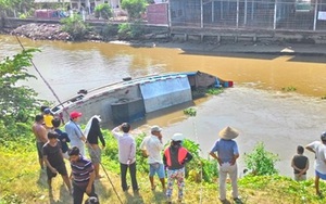 Ghe chở 3 tấn cá tra bị lật, người dân ùa ra “săn” cá