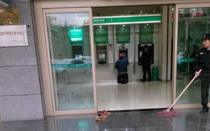 Bức ảnh đôi giày bẩn trước cây ATM gây xúc động mạnh