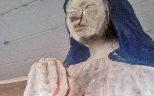 Bức tượng Đức mẹ bỗng nhiên khóc ra máu suốt hơn 1 tuần qua