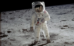 "Bóc mẽ" những hình ảnh phi lý của Neil Armstrong trên Mặt Trăng