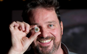 Người đàn ông có khả năng quay phim, chụp ảnh bằng 'mắt'