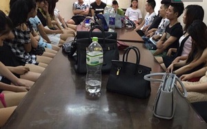 Hơn 20 chân dài mặc “mát mẻ” cùng "quái xế" bị CA phường tạm giữ
