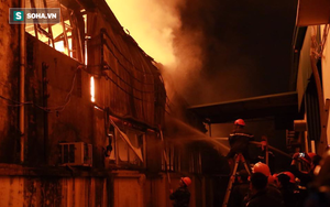 Hà Nội: Kho hàng trong khu công nghiệp La Phù đang bốc cháy dữ dội