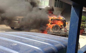 Clip: Xe ô tô Korando bốc cháy trơ khung trước cổng công an phường