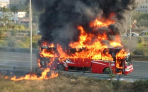Xe khách bốc cháy dữ dội trên đại lộ Thăng Long