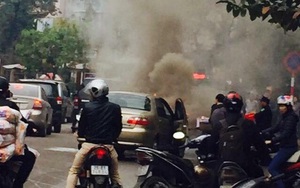 Đầu xe ô tô con Fiat bất ngờ cháy dữ dội gần bán đảo Linh Đàm