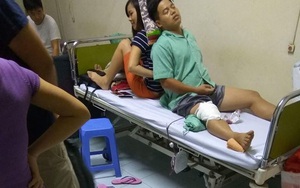Cảnh chồng đau ốm, vợ ngồi làm chỗ tựa cho chồng trên giường bệnh khiến chị em xúc động