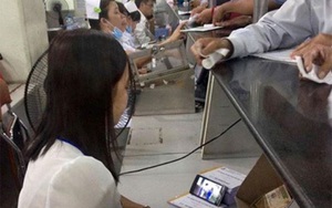 Bắt bệnh nhân đợi 4 tiếng vì bận “nghịch” điện thoại?