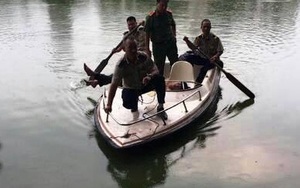 Cảnh sát đi ca nô cứu nam thanh niên tự tử ở hồ Hoàn Kiếm