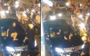 Cô gái trẻ chặn xe Mercedes, trèo lên nắp capo dùng guốc đập kính