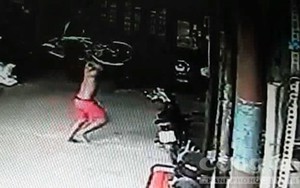 'Quý tử' rượt đuổi, đánh mẹ bằng xe đạp