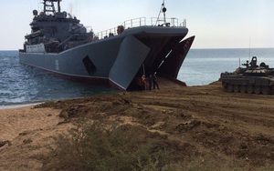 Sóng cấp 7, tàu chở xe tăng T-54 lật trên biển: May mà lính tăng biết bơi!